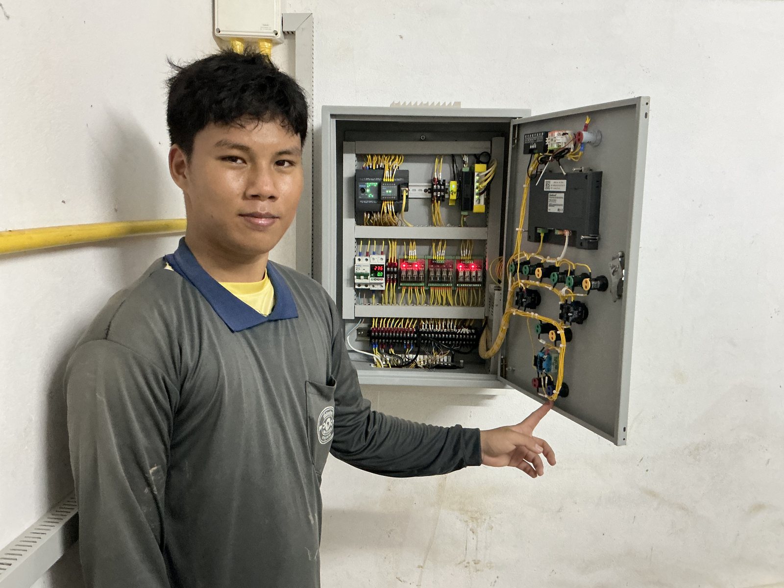 ทัศน์พลกับตู้ควบคุม PLC ของระบบ PAPAR1